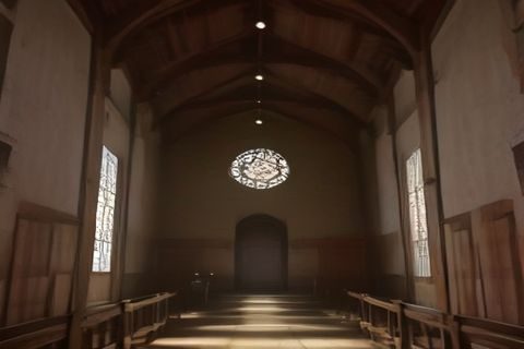 日韩久久客服团队在明亮的开放式办公室中工作，多位编辑人员专注地浏览日韩内容资讯并整理分类，墙上挂有日韩文化主题装饰，氛围活跃专业